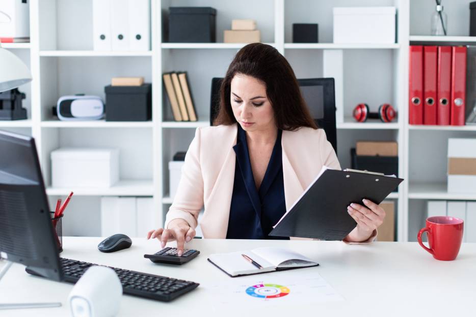 mujer revisando errores de administración en su negocio